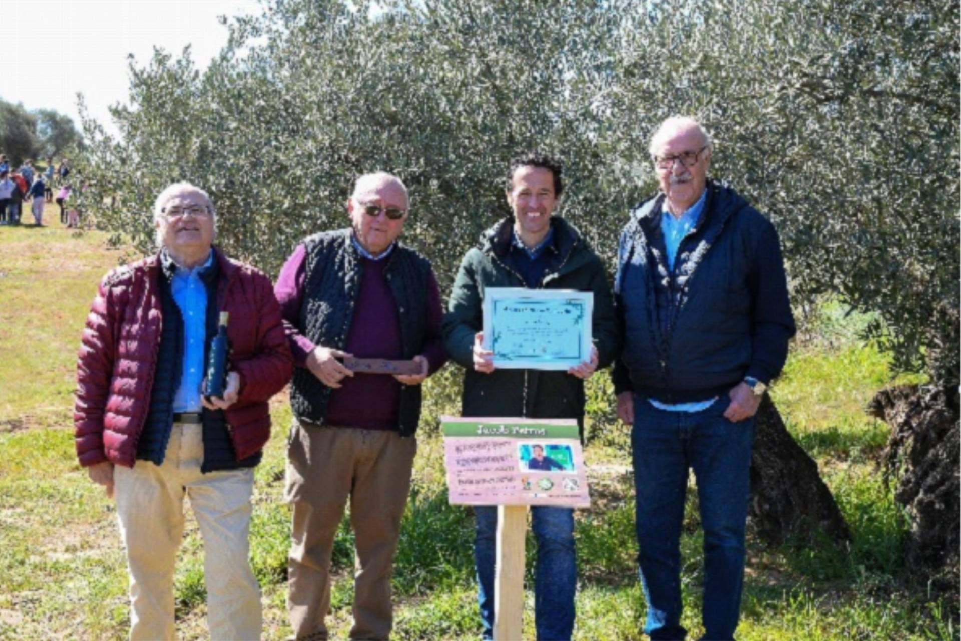 El olivo centenario en Carboneros del presentador Jacob Petrus y su programa ‘Aquí la Tierra’