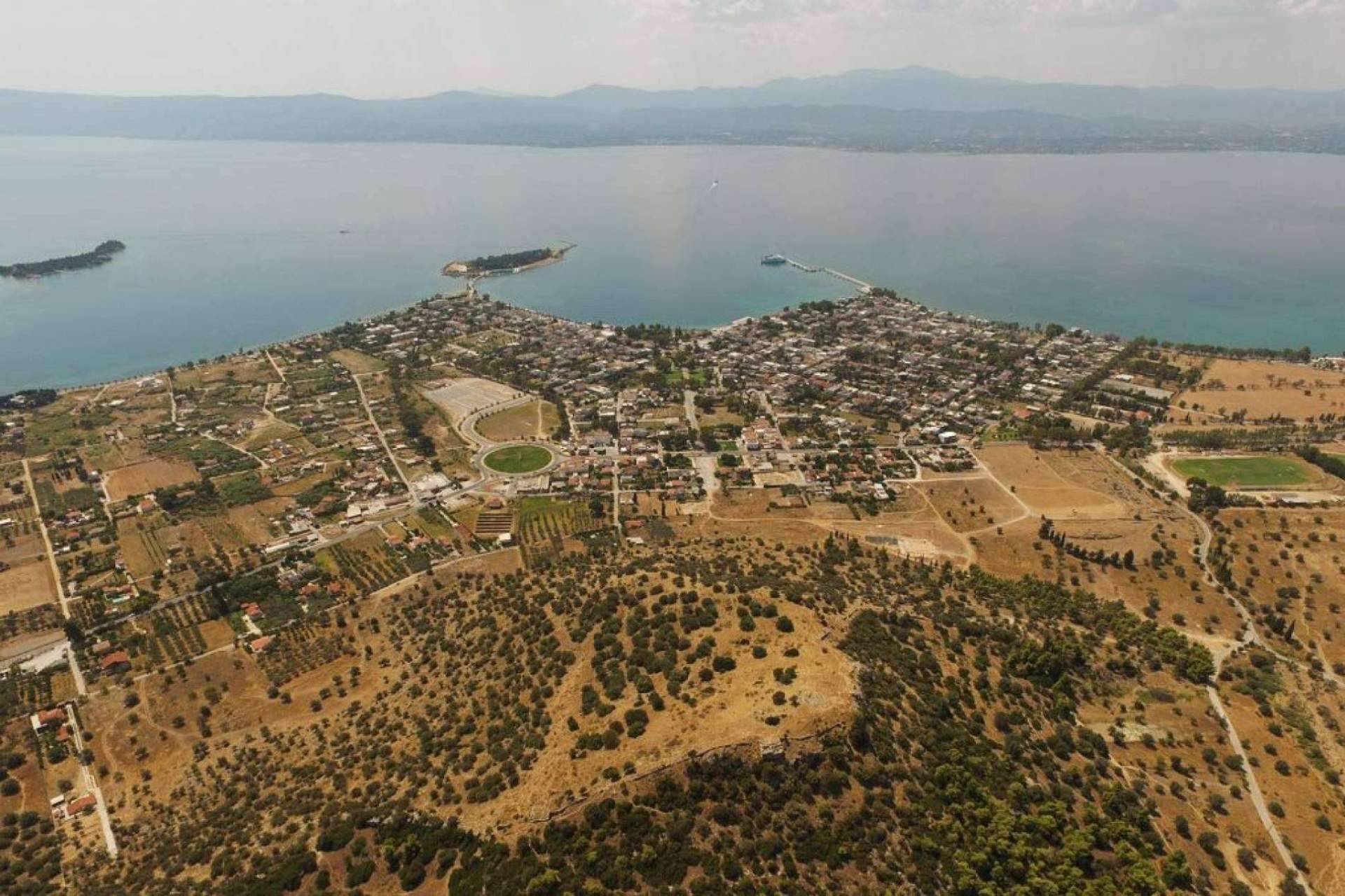 ¿Cómo se realizó la instalación del nuevo sistema de alcantarillado en Eretria?
