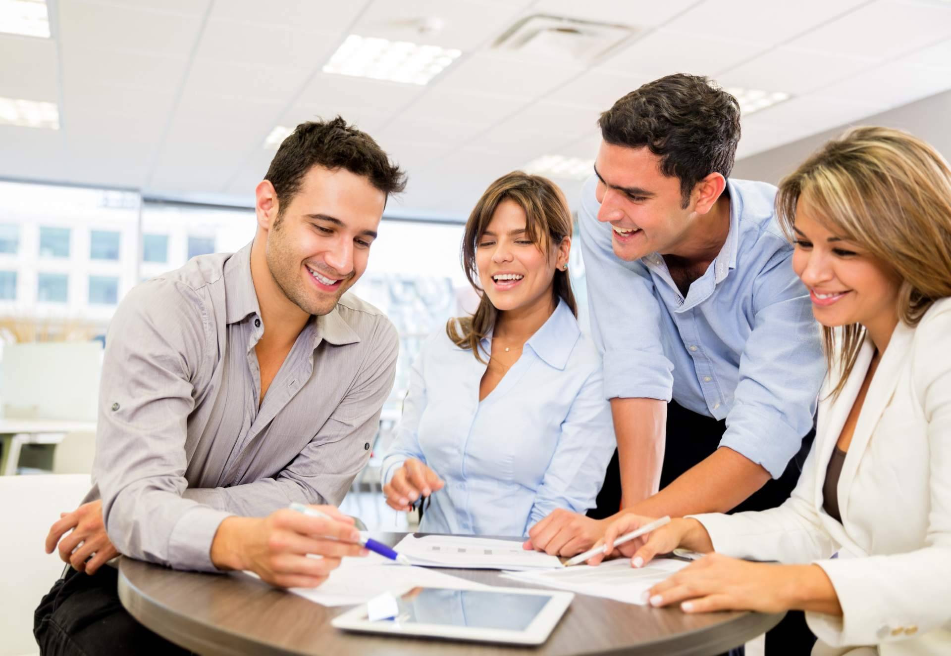 Por qué es una gran decisión empresarial formar a los trabajadores de la mano de Excellent, In English