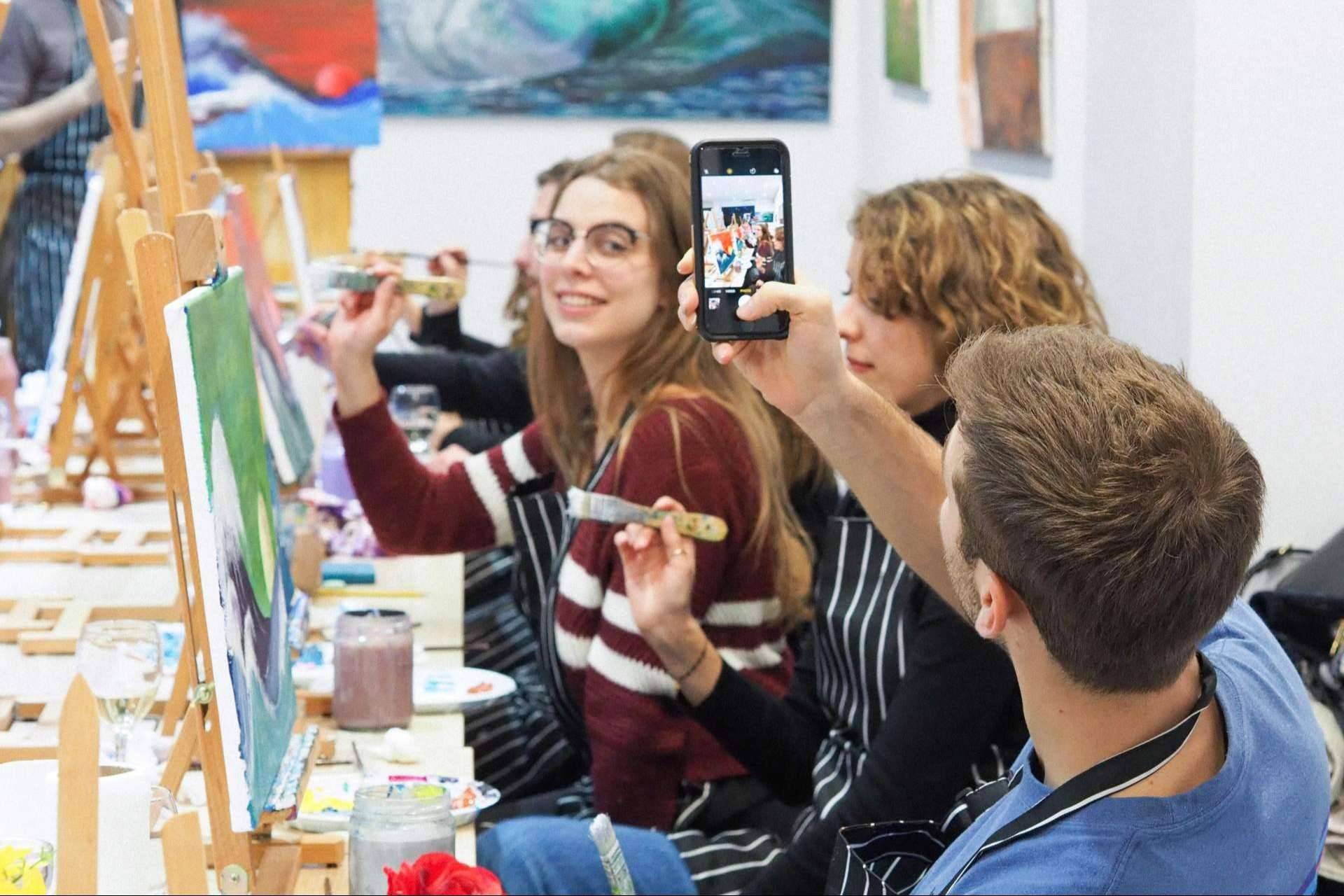 Hacer algo diferente con Art and Wine, vivir la experiencia en Barcelona o Madrid