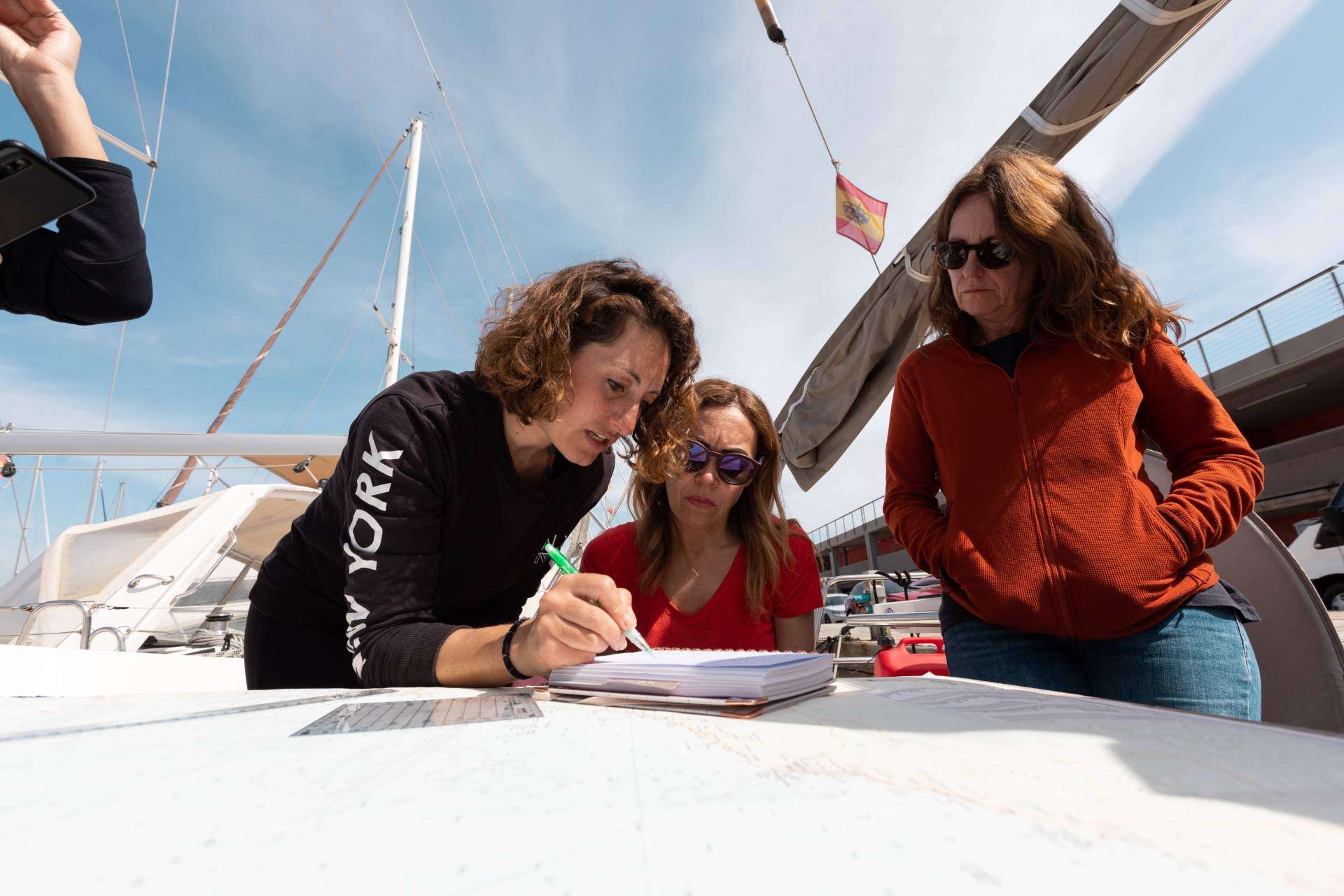 Navegar a vela un barco moderno, con Alamar Sailing