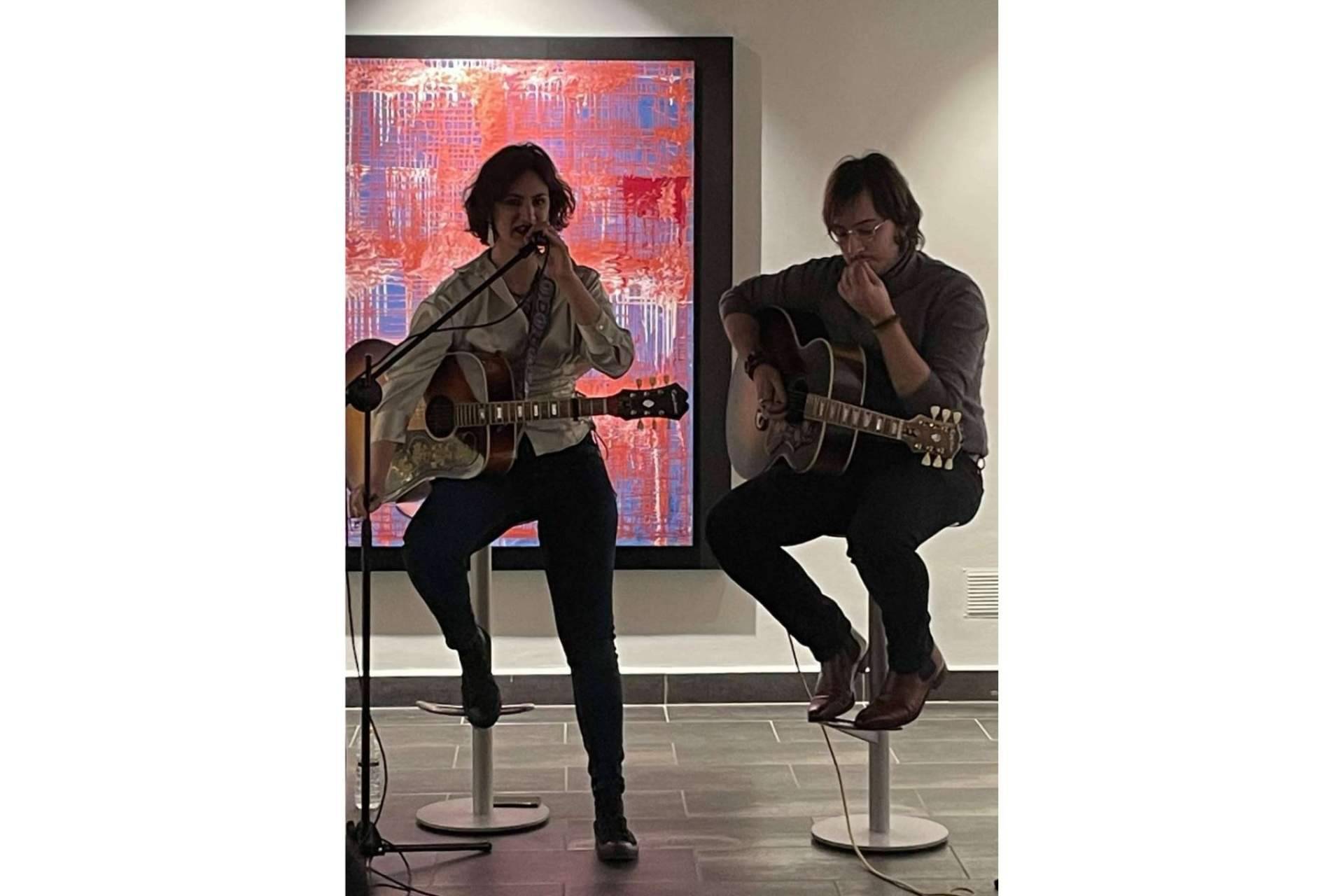 Luna de Marte ha acompañado a la muestra de arte ‘Contrapunto’ con un concierto en acústico