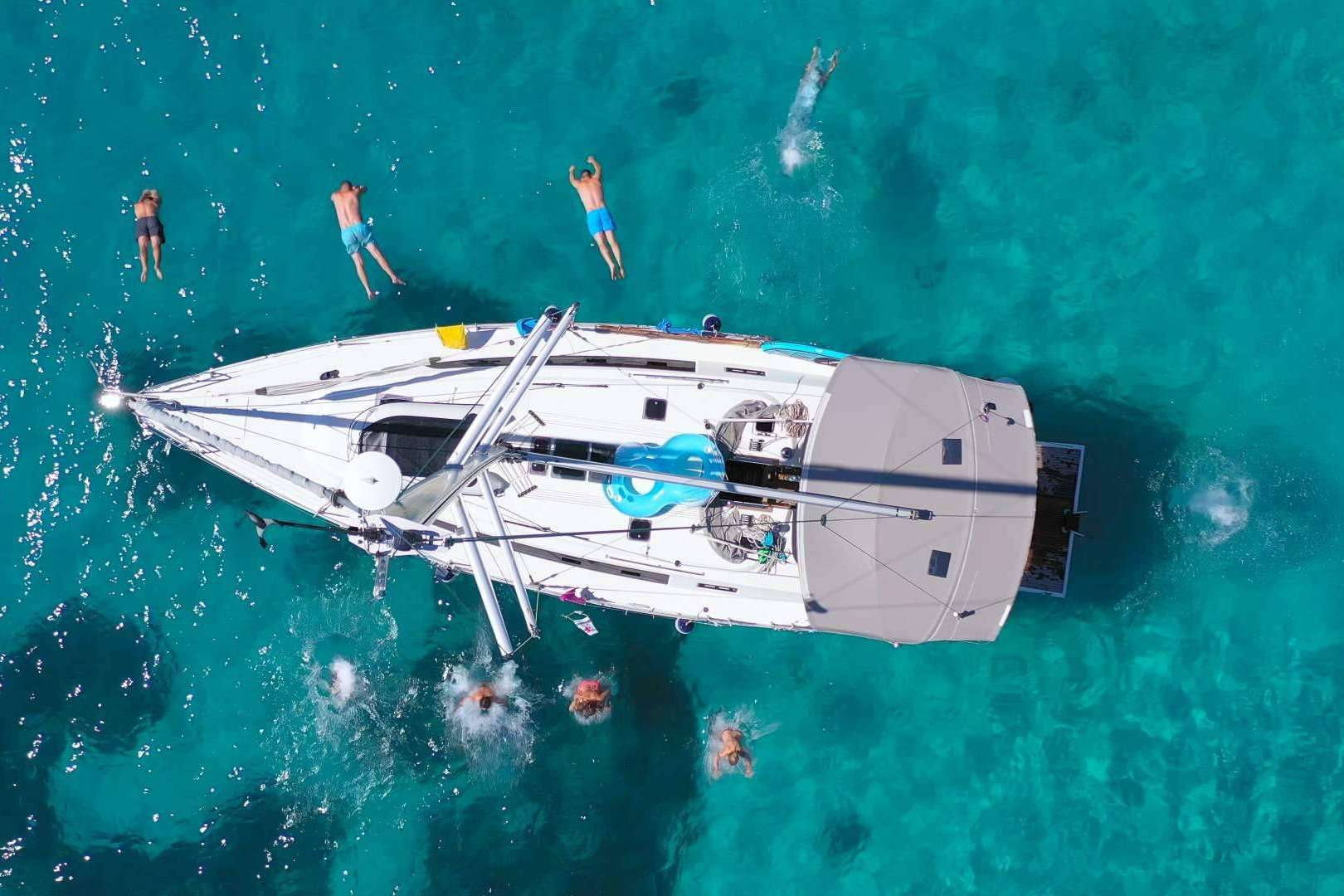 Celebrar una despedida de soltero en barco por la costa alicantina con Karamba