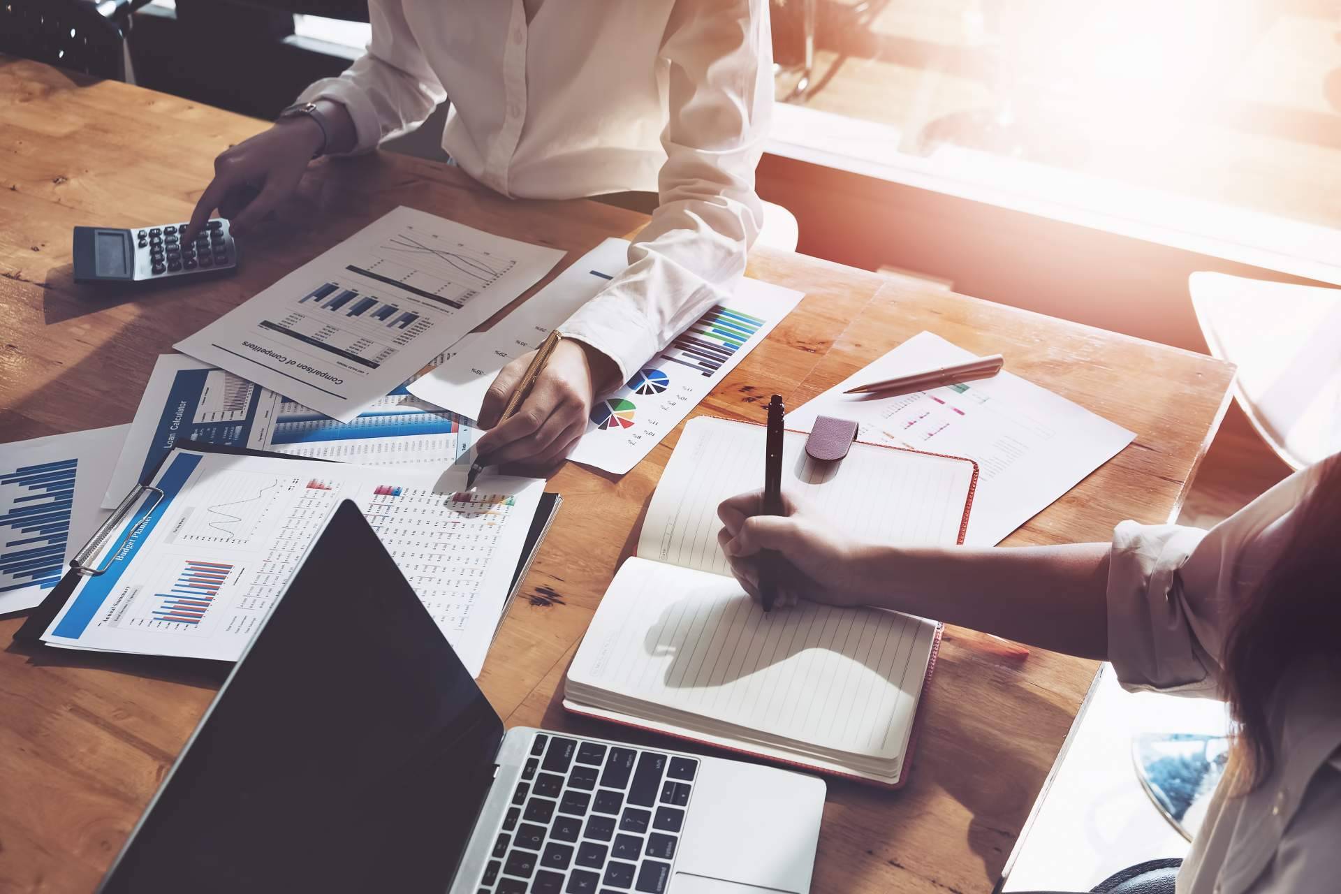 ¿Cuáles son los beneficios de contratar a un administrador de fincas?, según Gasto Neto