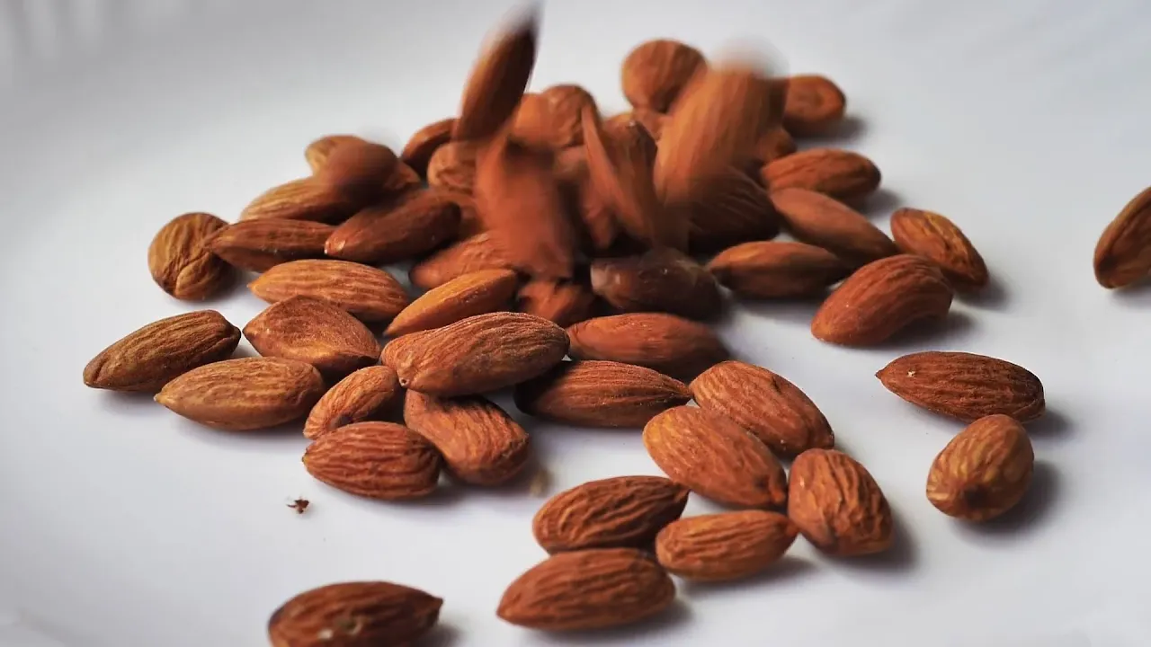 Las almendras, ¿comer la piel marrón es peligroso?