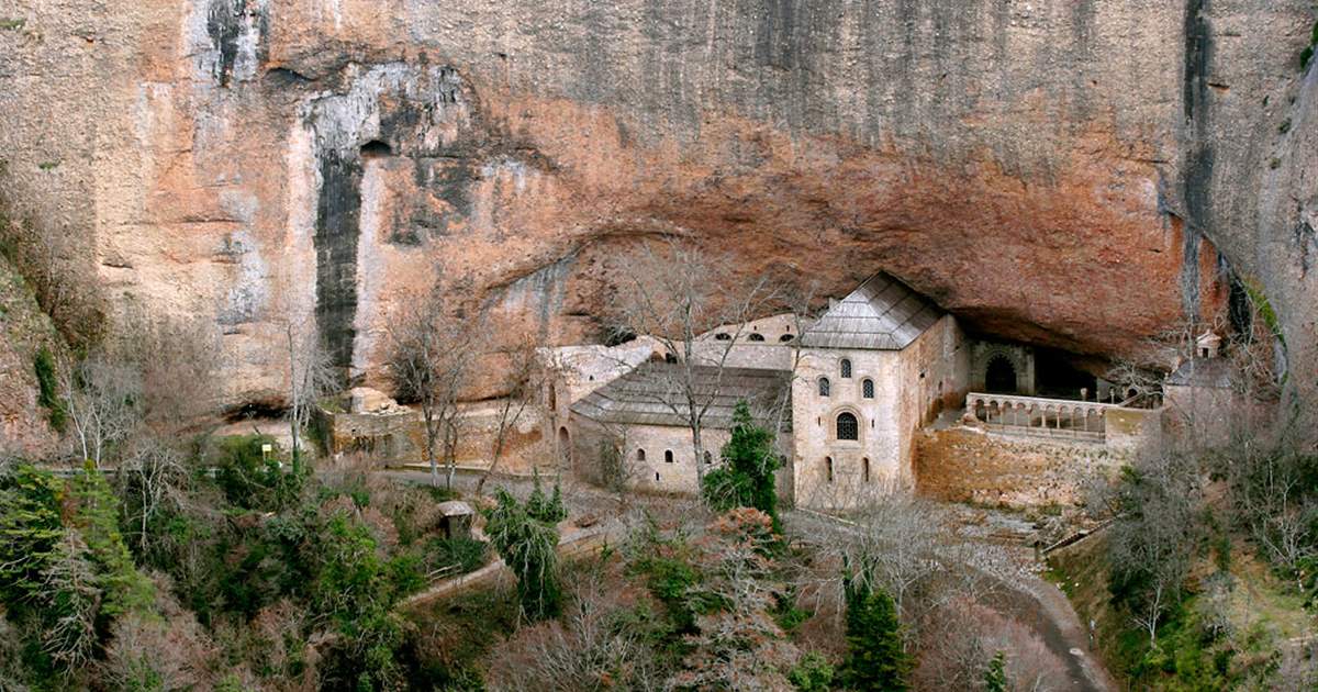 El monasterio de San Juan de la Peña: conoce la paz de los Pirineos aragoneses
