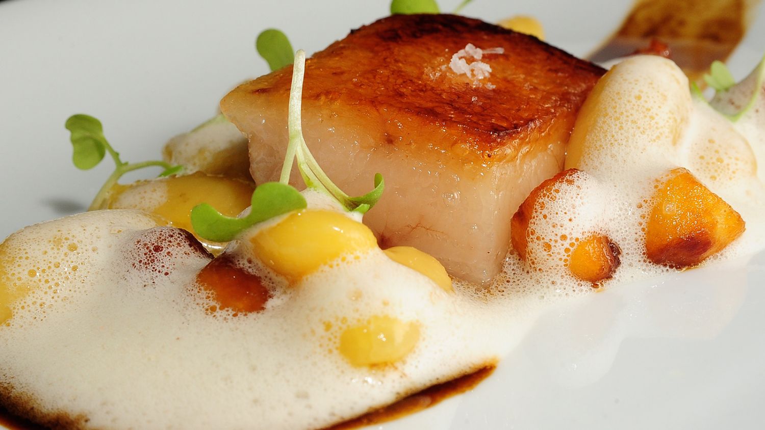 Andoni Luis Aduriz y su plato que redefine el sabor: papada de cerdo con caldo de sus huesos y jengibre