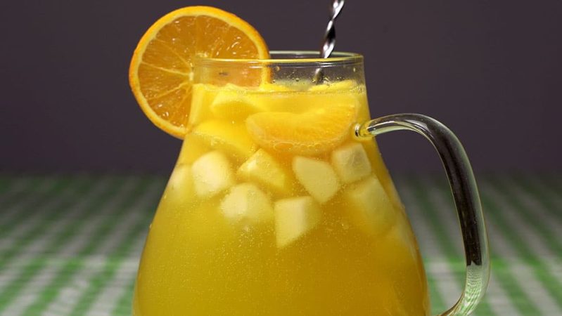 Ingredientes de la sangría de cava para luchar contra el calor