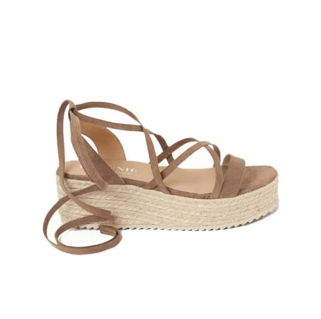 Sandalias de cuña de estilo romano: entre las tendencias en sandalias del verano