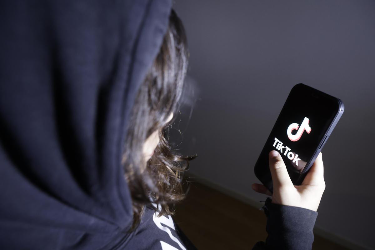 El último reto de TikTok que se ha convertido en una broma pesada en los institutos