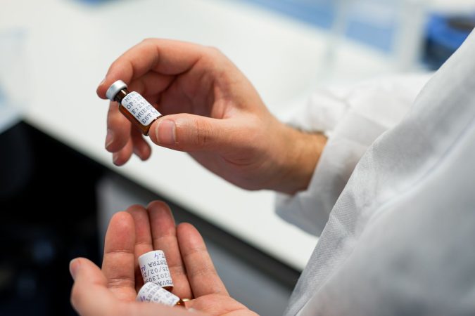 Vacuna española contra la tuberculosis entra en fase 3 y busca financiación para salvar vidas 3 Merca2.es vacunas en mano Merca2.es