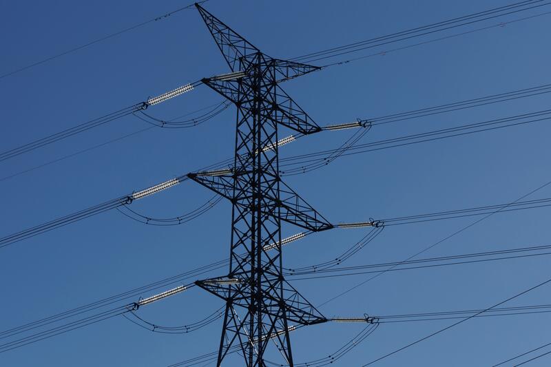 El precio de la luz cae un 25% este sábado, hasta los 45,27 euros/MWh