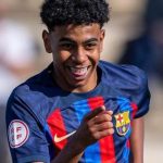 El padre del futbolista del Barça Lamine Yamal ataca una carpa de Vox en Mataró