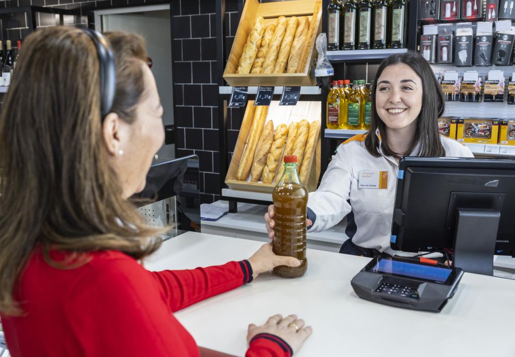 El contenedor de recogida de aceite usado, lleno, por favor