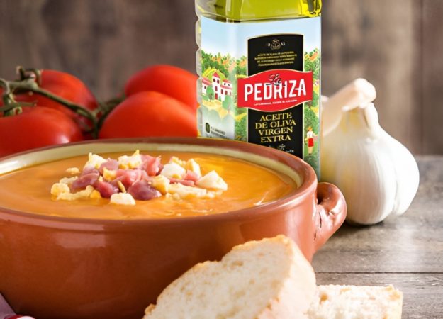 Añade el ajo, el aceite y la sal