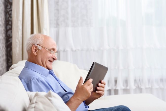 Anciano con tablet