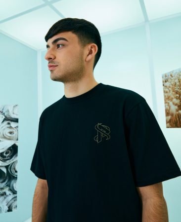 Pedri x Springfield: la nueva colección inspirada en el futbolista del Barcelona 3 Merca2.es Camiseta con logo en HD