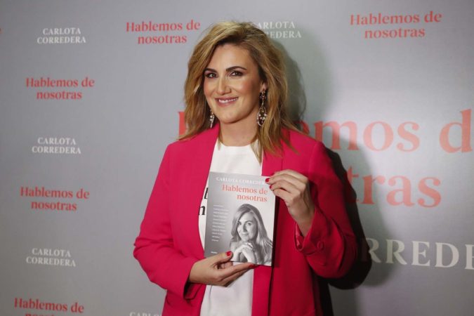 Carlota Corredera posa con su libro Merca2.es