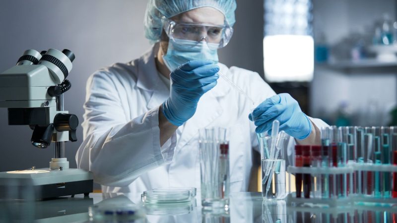 Científicos trabajando con viagra.