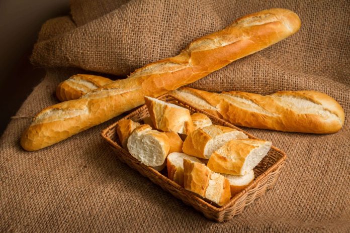 El truco para transformar el pan duro en recién hecho