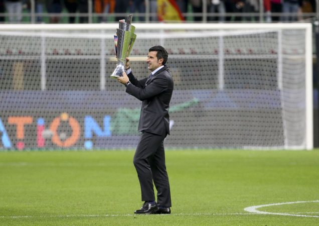 Luís Figo con el trofeo de la UEFA Nations League, 2021