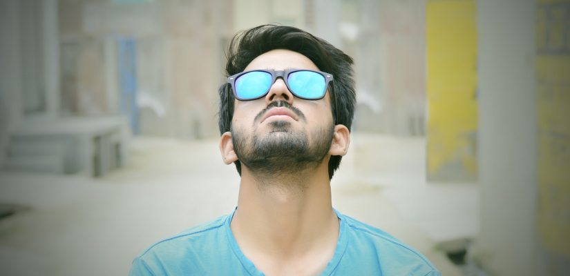 Hombre con gafas de sol cremas