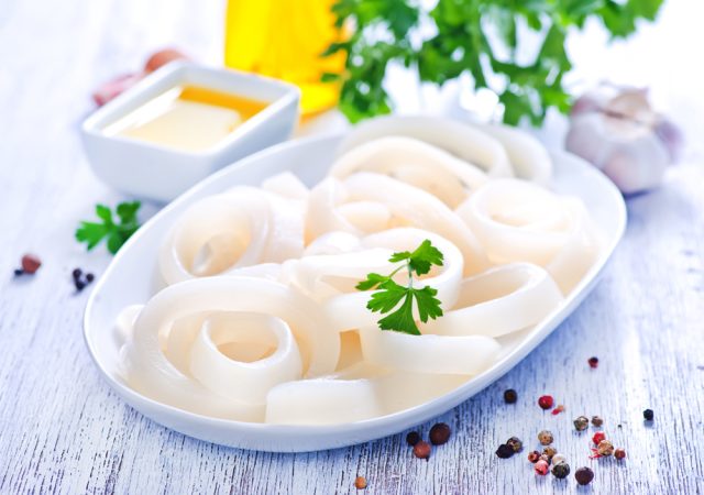 INGREDIENTES PARA EL ARROZ NEGRO CON CALAMARES Y SEPIA