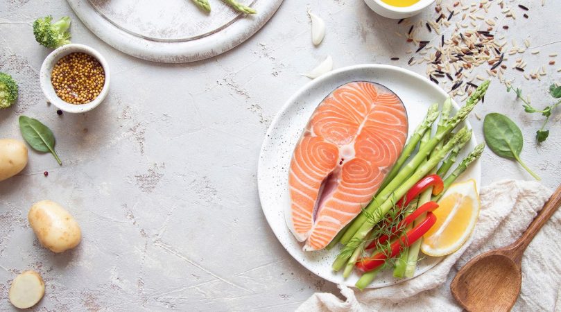 Ingredientes para el marmitako de salmón