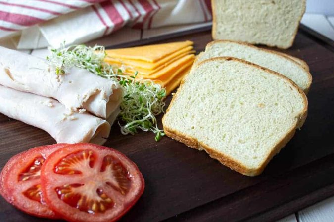 Ingredientes para el sándwich de queso con tomate