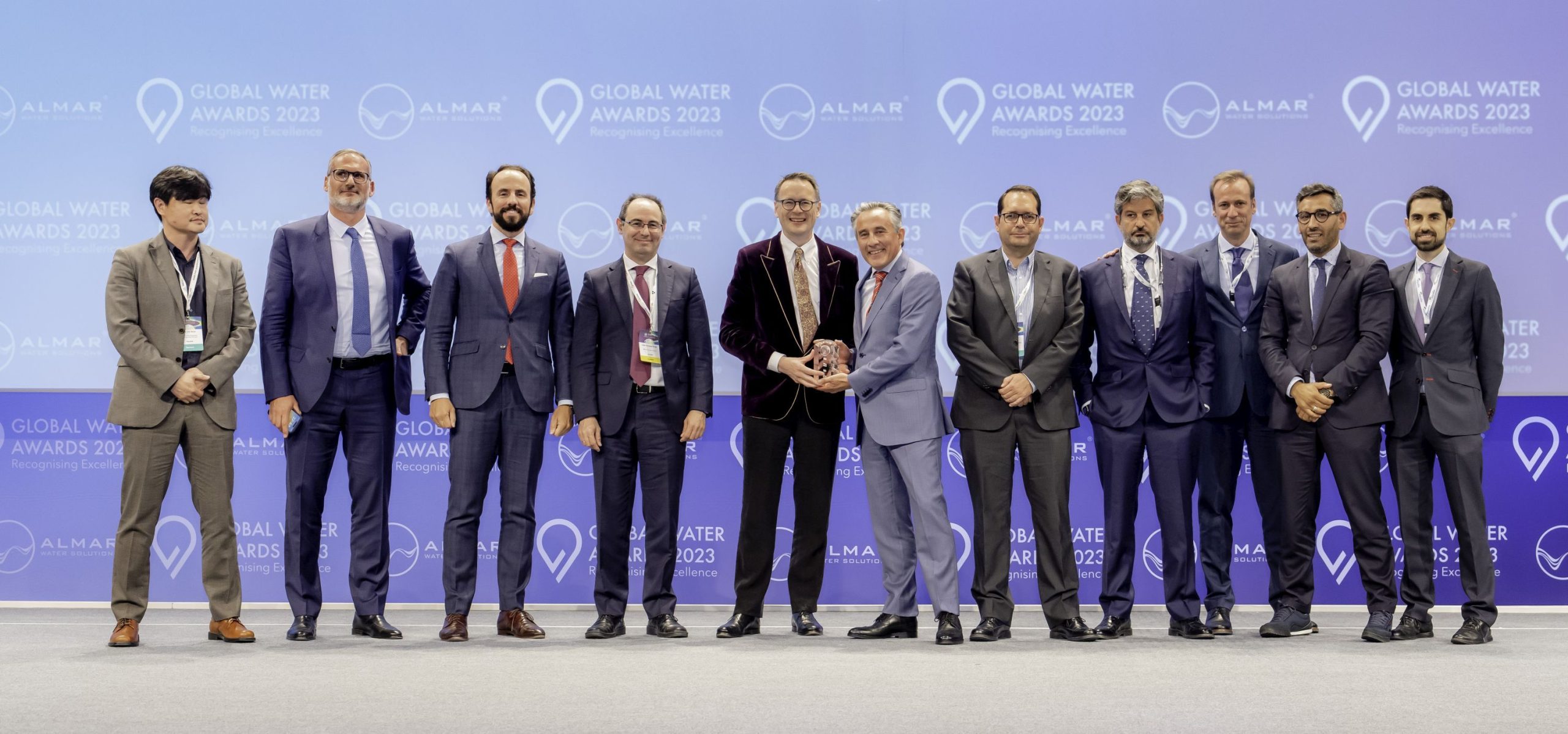 La delegacin de Aqualia recibiendo el premio de manos de Chistopher Gasson CEO de GWI scaled Merca2.es