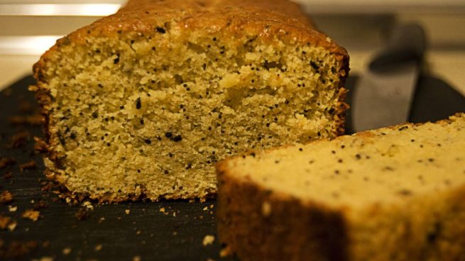 ¿Qué otros ingredientes puedes usar para mejorar la textura de los postres hechos con harina de trigo integral?