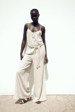 Mono wide leg efecto arrugado de Zara
