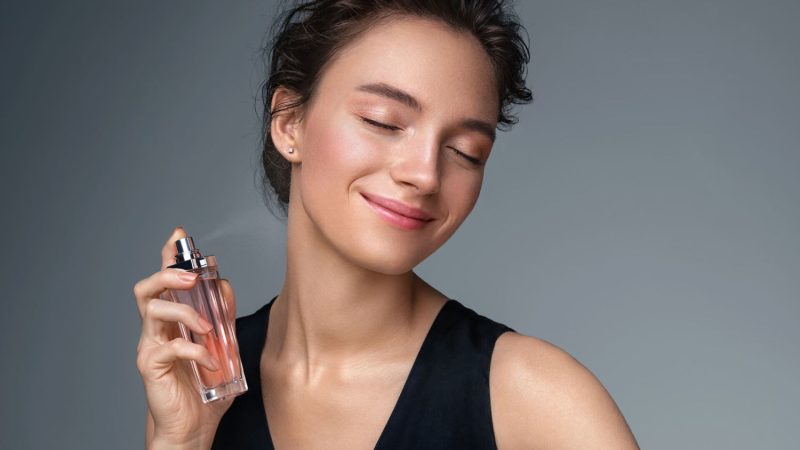 Mujer usando perfume