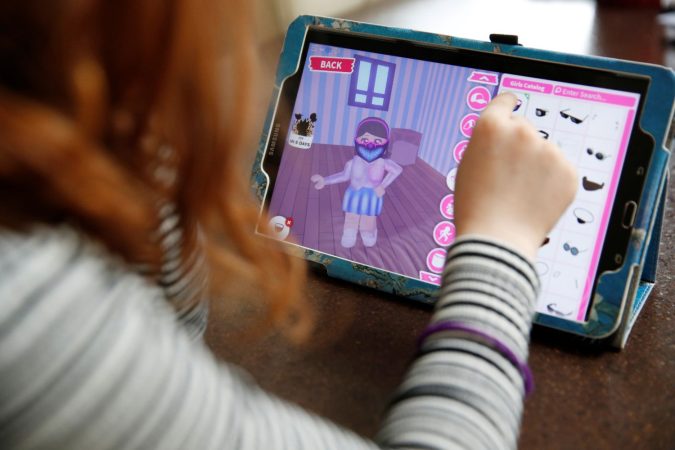 Niña usando Roblox