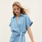 Se agota en Stradivarius este mono vaquero con ‘efecto tipazo’