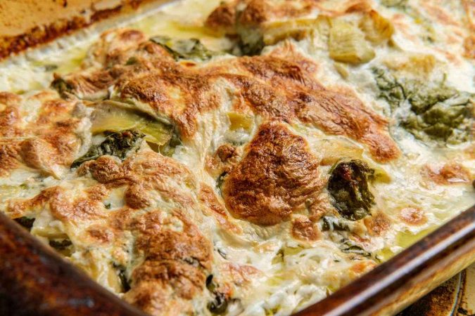 Sirve las alcachofas a la parmesana