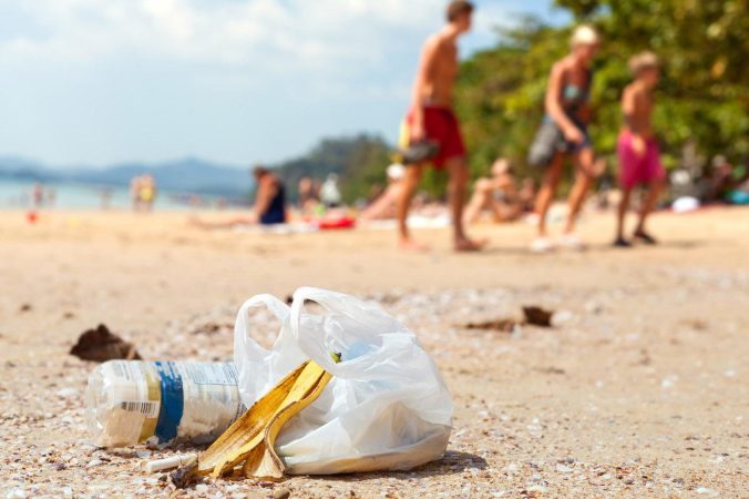 Suciedad en playa turística