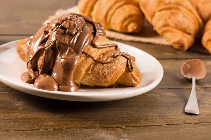Vierte el chocolate sobre los cruasanes