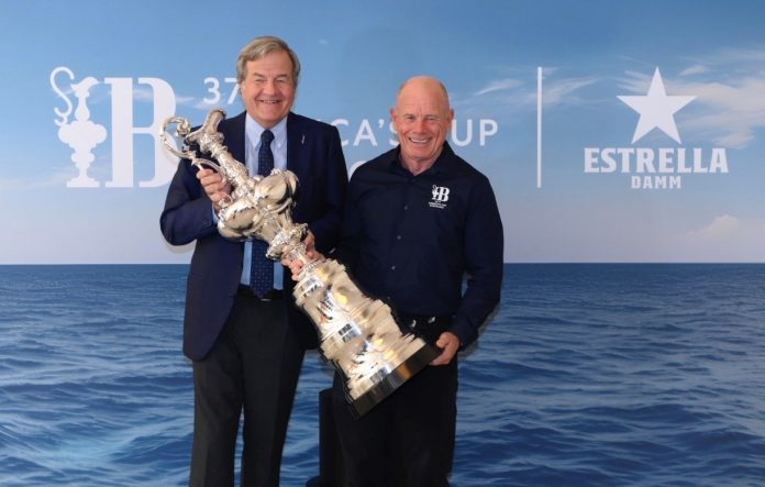 Villavecchia (Estrella Damm) & Dalton (America's Cup) con el trofeo