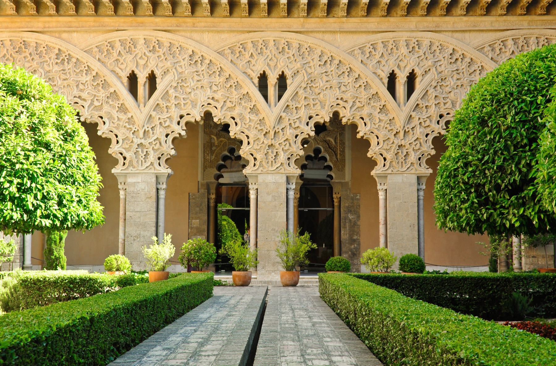 Palacio de la Aljafería: explora la mezcla de estilos arquitectónicos en Zaragoza