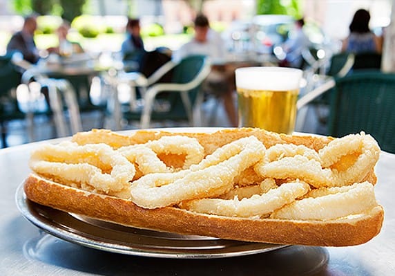 Los mejores bares de Madrid donde comer el tradicional bocadillo de calamares este San Isidro