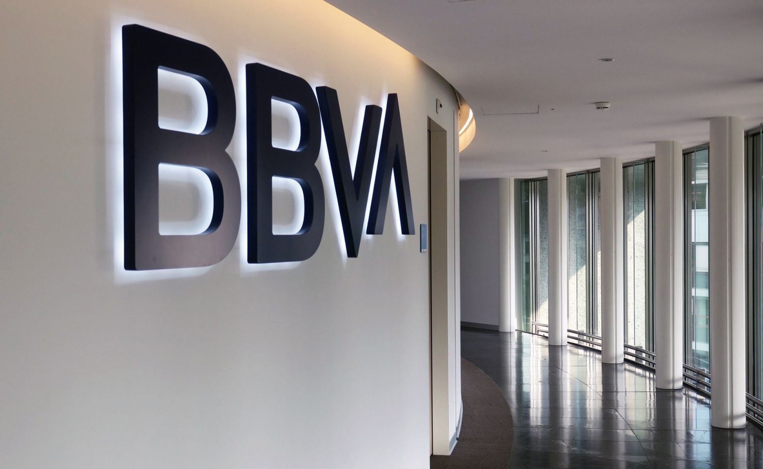 La CNMC allana el camino a los accionistas de Banco Sabadell para ‘conquistar’ el efectivo de BBVA