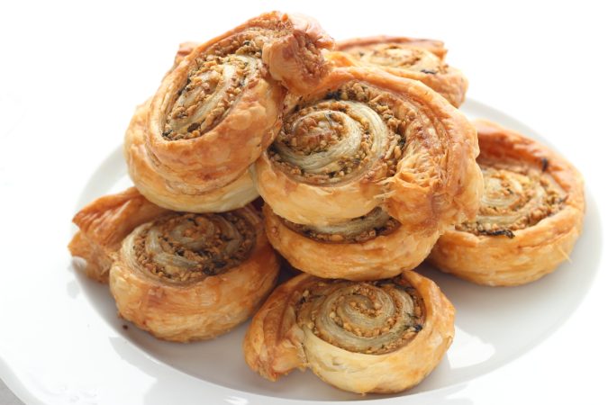 Ingredientes para los canapés de hojaldre de sobrasada, queso y almendra