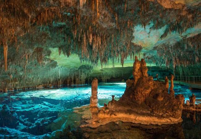 Cuevas de fantasía que puedes visitar en España