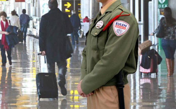 Trabajador de Eulen Seguridad en un aeropuerto de Aena