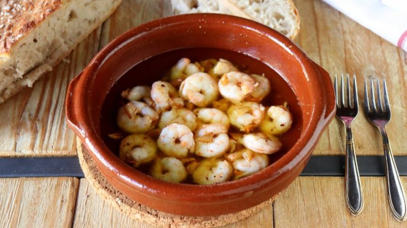 Preparación de las gambas al ajillo