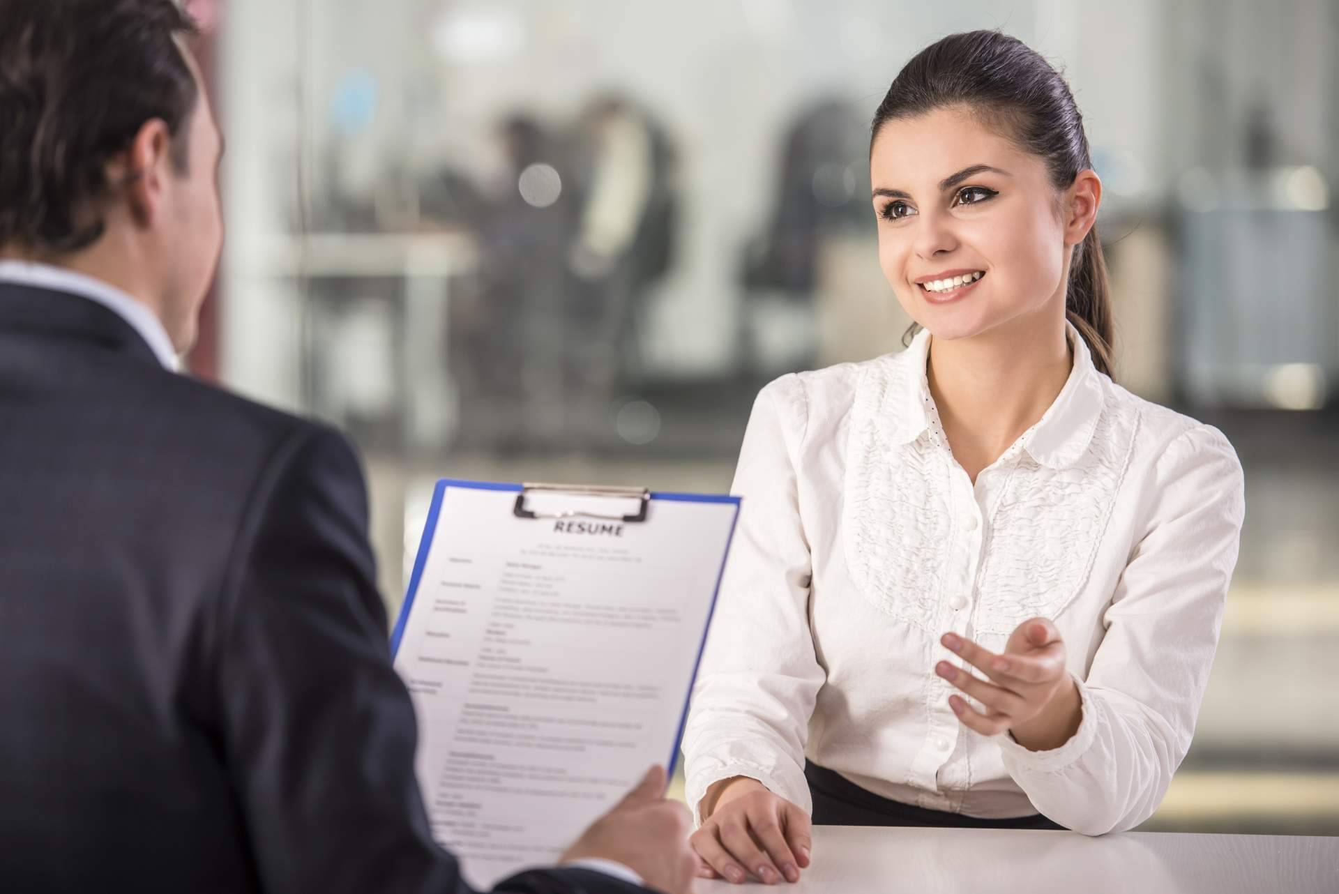 Coacher ayuda a preparar una entrevista de trabajo