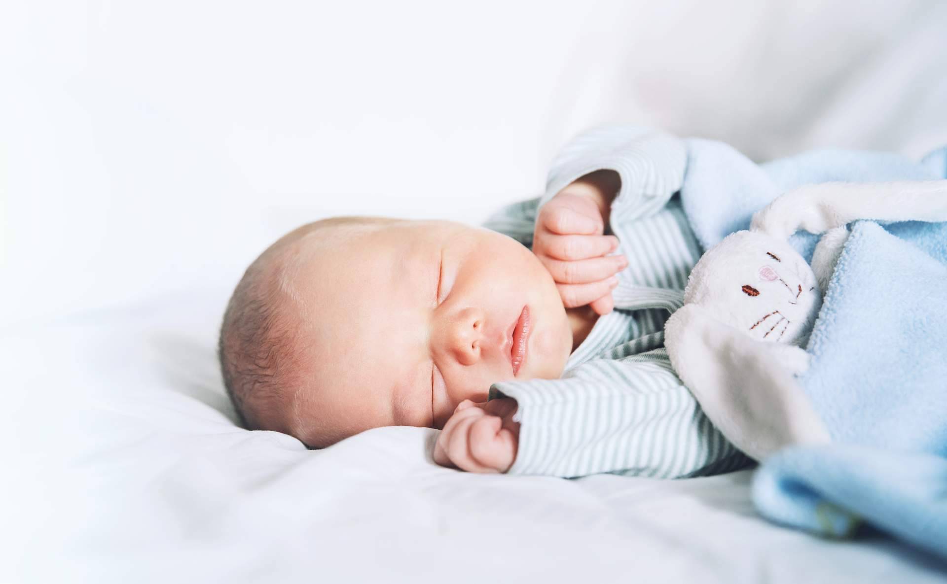 La chaqueta y pantalón para bebés que ofrece Baúl de Algodón que cuidan la piel de los más pequeños