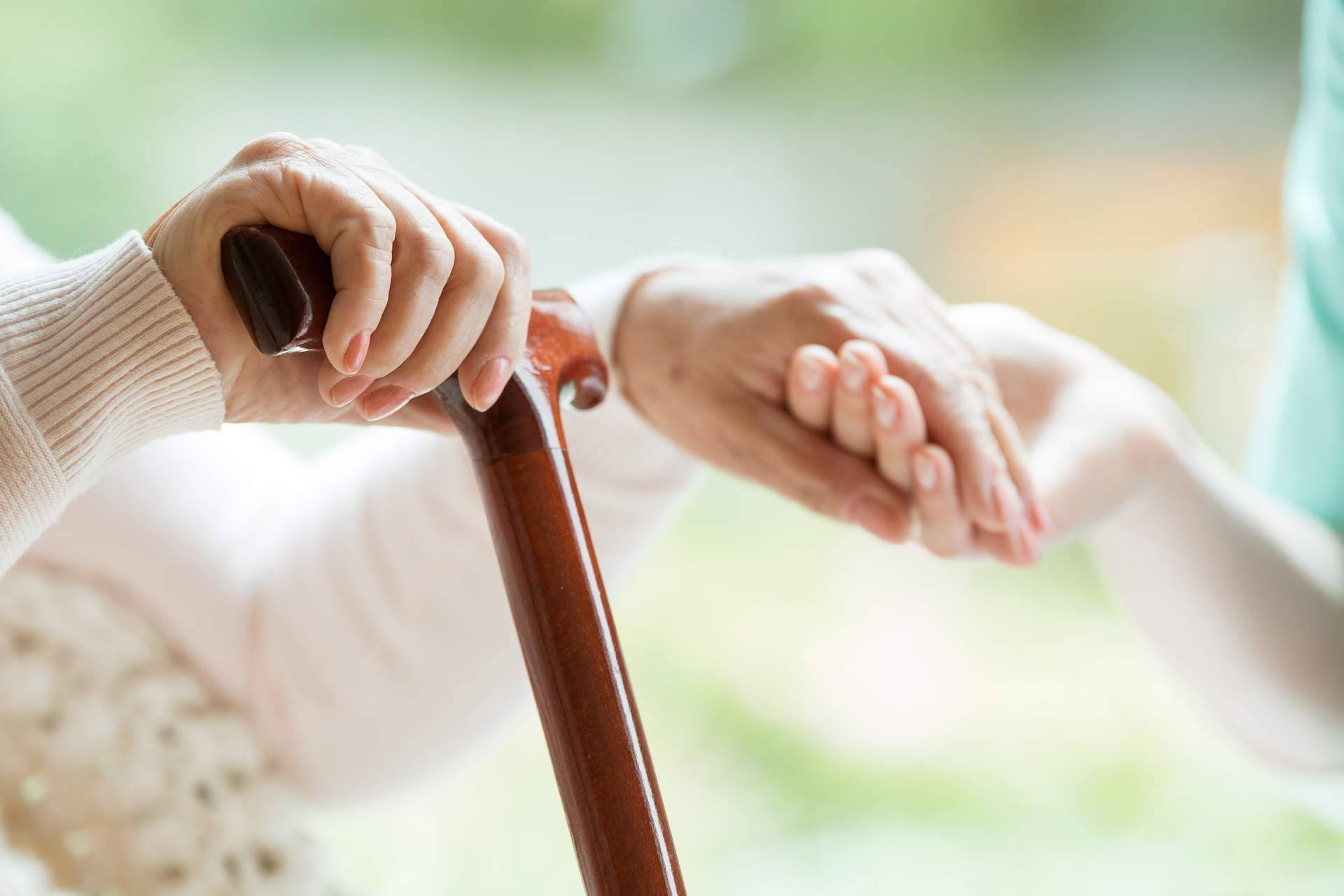 Los beneficios del cuidado de personas mayores, con Asistenza Soluciones