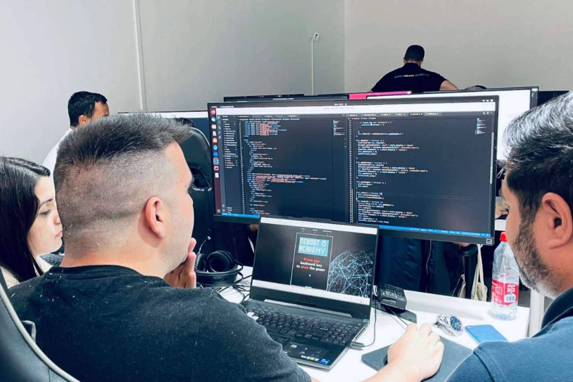 Aprender sobre tecnología, diseño y negocio con el curso de desarrollador web de Reboot Academy